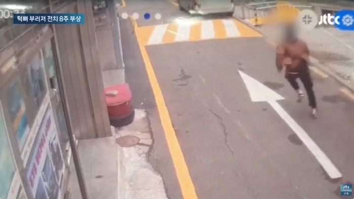 부산서 20대 여성 턱뼈 부러뜨리고 발로 밟은 ‘만취남’ 체포 당시 CCTV 영상
