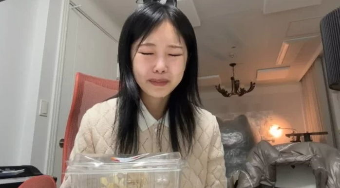 ‘오열 라방’ 중 수북이 쌓인 담배꽁초 보여준 미노이...팬들 ‘고양이 간접흡연’ 지적