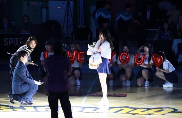 어제(13일) 농구 경기 도중 남자친구에게 로맨틱한 ‘공개 프러포즈’ 받은 치어리더 (영상)