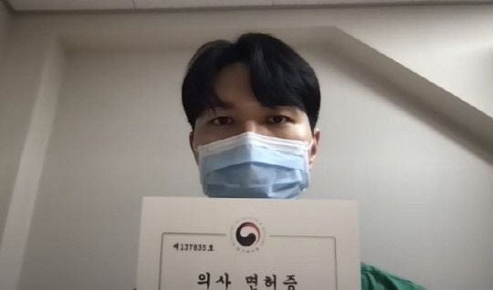 “제 의사 면허 가져가도 좋다”... 대전성모병원 인턴 의사 면허증 공개하고 사직 뜻 밝혔다