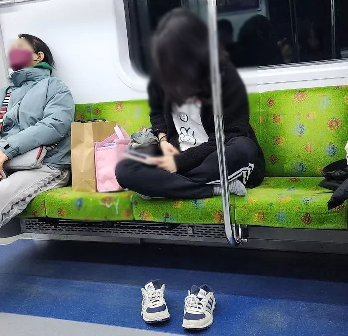 지하철 의자에 콧물 잔뜩 풀고 ‘슥’...양반다리로 앉아 자리 두칸 차지한 여성 (사진)
