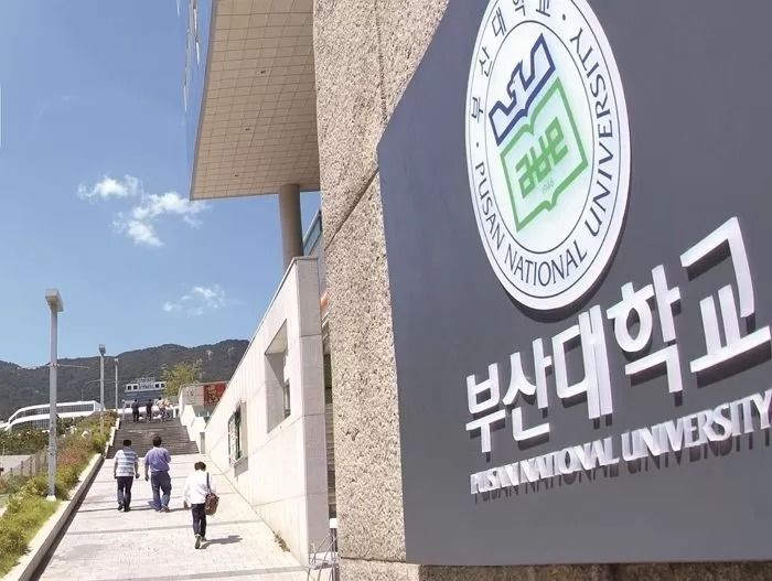 “학생들 상대로 장사하나”...‘졸업식 학위복’ 대여료 5만원 받고 빌려주는 부산대