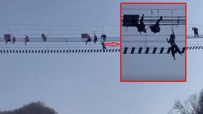 36m 높이 ‘하늘 흔들다리’서 뛰고 흔들다 뒤집혀 거꾸로 매달린 관광객들 (영상)