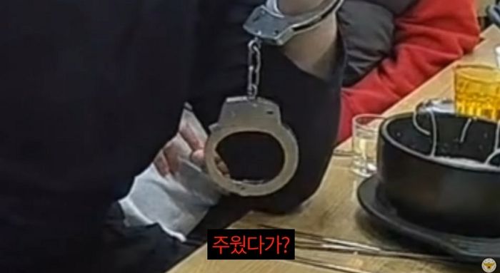장난으로 ‘수갑’ 차고 국밥 먹다가 체포된 10대, 징역형 위기