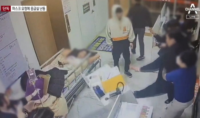 안산 한 병원 응급실서 치료 마음에 안 든다며 난동 부린 20대 취객 (영상)