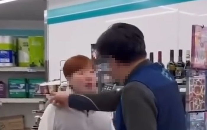 편의점 점주에게 대드는 18살 여학생 영상 급속 확산 중...“차량 절도·폭행 이력까지”
