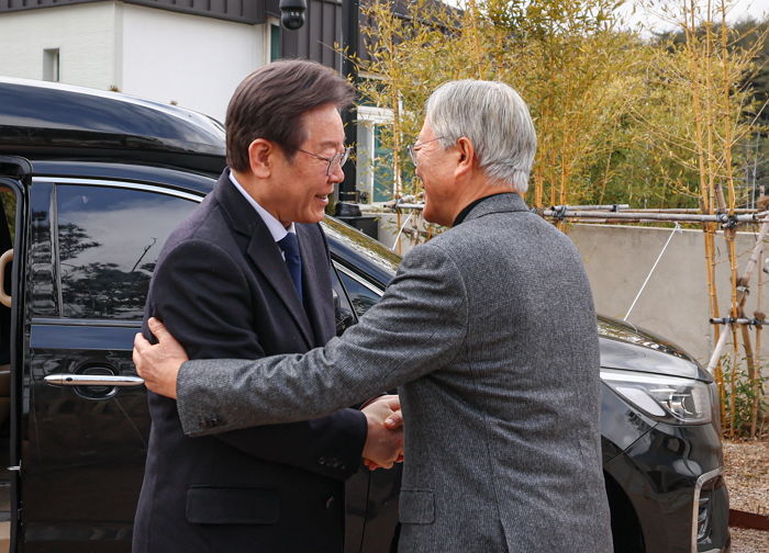 문 전 대통령 엑스, ‘#이재명사당화’ 쓴 게시글에 좋아요 눌러...“단순 실수다”