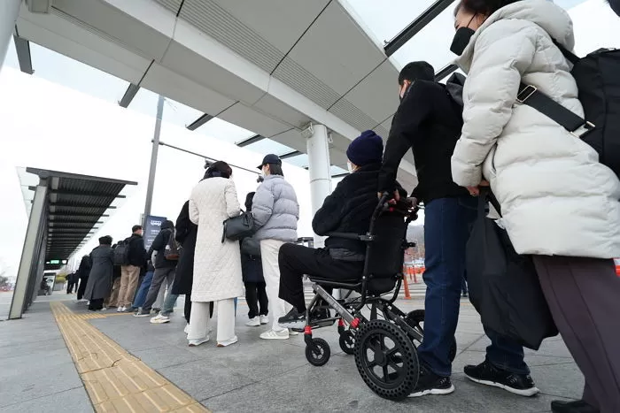 병원을 가는 셔틀버스를 타기 위해 줄을 선 환자들 / 뉴스1