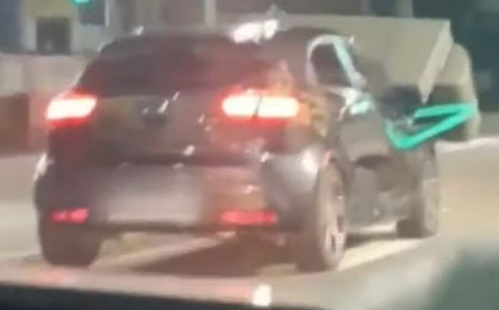 자동차 보닛에 소파 올려놓고...앞도 안 보이는데 주행한 포항 여성 (영상)
