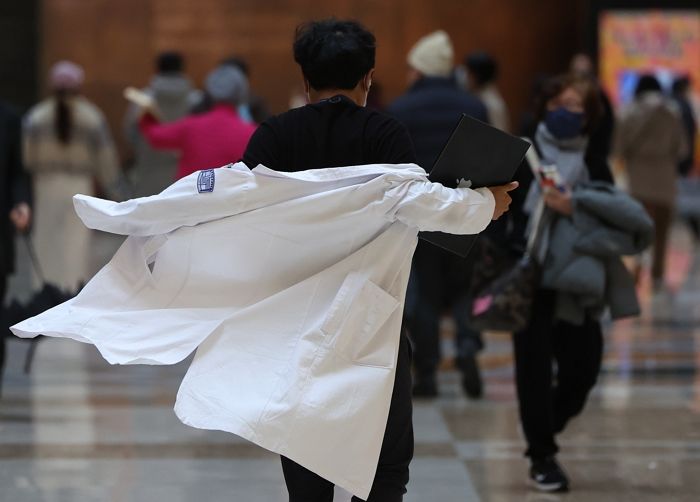 병무청, 사직서 제출한 전공의 ‘출국 제한’ 조치...의협 “의사를 범죄자 취급” 반발