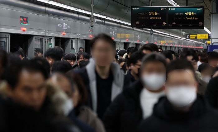 “폭설로 지하철 지연된 오늘(22일), 일찍 나왔는데도 면접에 지각했습니다”