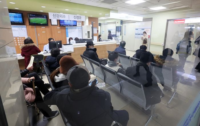 “죽을 운명인 사람 안 살려주면 살인이냐?”...논란되고 있는 의사 블라인드 글