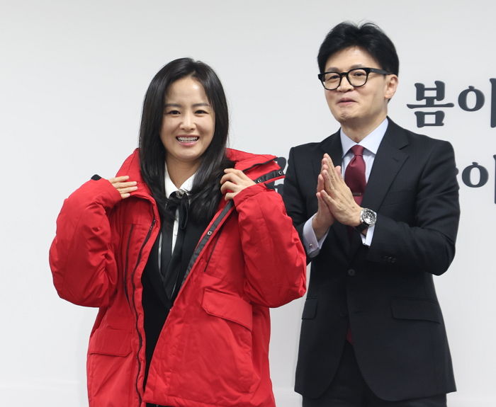 스타강사 ‘레이나쌤’ 국힘 영입 뒤 전략공천...EBS 강의 중단에 수험생 분노