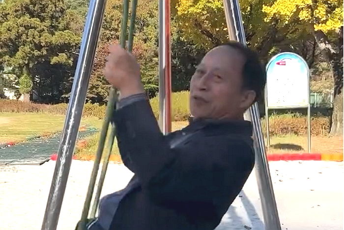 “진상초 오면 맛있는거 줄게요~” 폐교 막으려 교장쌤이 올린 ‘플러팅 영상’ 조회수 240만 기록