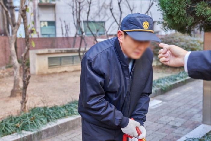 24시간 맞교대 근무하면서 민원 두려워 잠도 못 자고 주 60시간 일한 경비원 ‘실명’