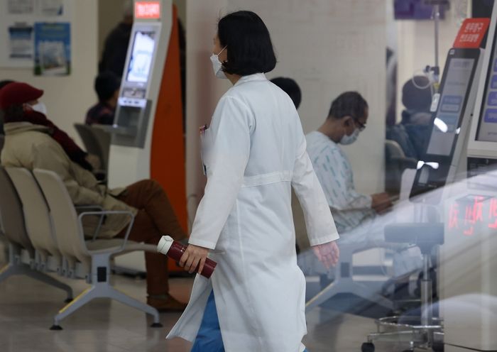 정부, 의료공백에 ‘한의사-약사’ 업무범위 늘리는 방안 검토한다