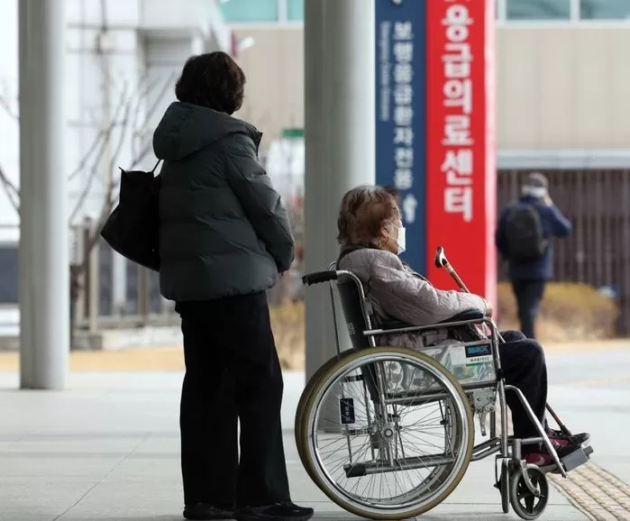 24일 서울대 병원에서 환자와 보호자가 이동하는 모습. / 뉴스1