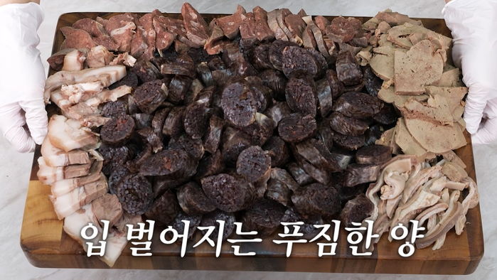 경동시장서 광장시장과 같은 가격에 순대+만두+찹쌀 도너츠 사면 받는 어마어마한 양