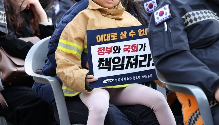 “언제까지 죽어야 주목받나”...순직한 동료에 분노한 소방관들, 거리로 나섰다