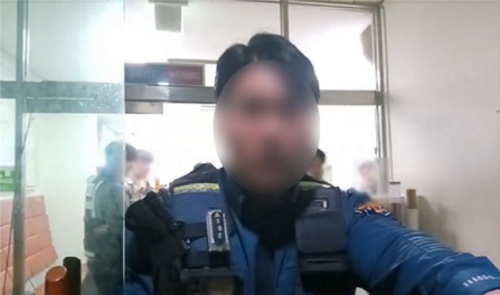 경찰관이 한국말 하니까 “난 아프리카 말로 한다, 니예니예”라며 조롱한 남아공 남성