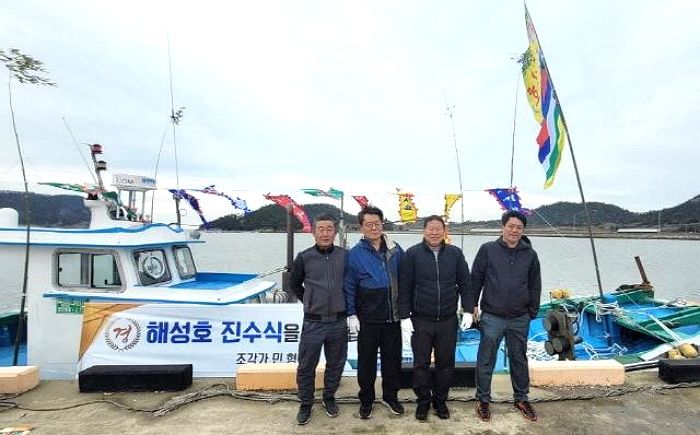 퇴직금 털어 30년 전 제자들에게 ‘2억짜리 어선’ 선물한 신안군 섬마을 선생님