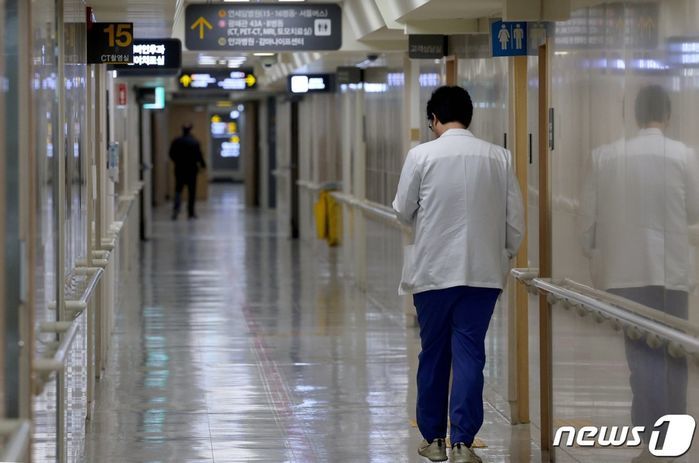 전공의 생활 버티고 개업만 하면...안과 의사들 연평균 6.8억·정형외과 4.5억 번다