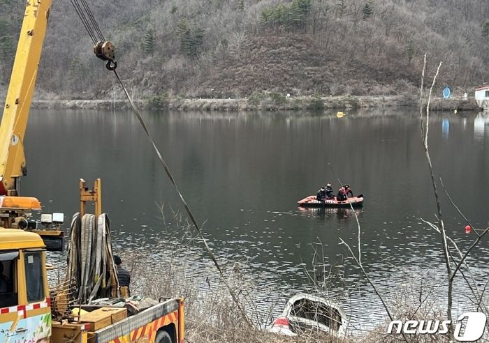 충북 옥천 저수지에 빠진 승용차서 40대 남녀 시신 발견