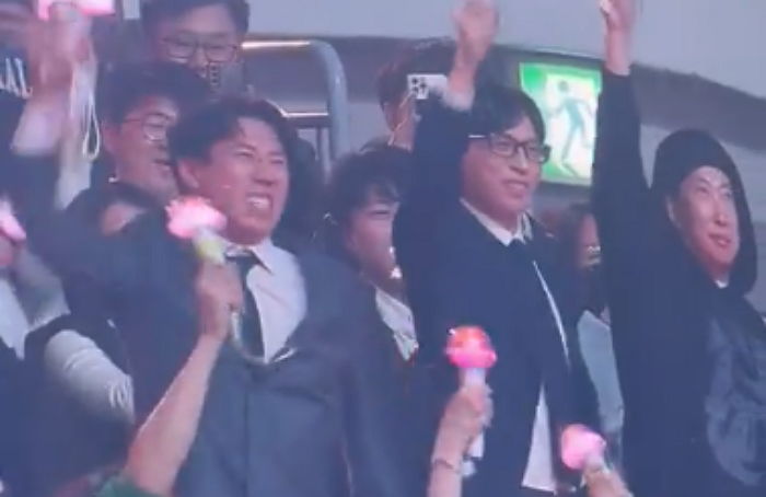 아이유와 약속 지키기 위해 콘서트에 ‘정장’ 차려 입고와 응원봉 흔든 유재석X양세찬 (영상)