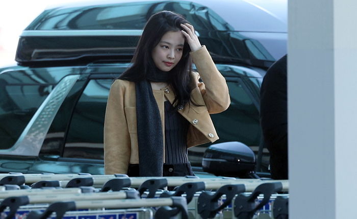 몰려온 팬들에게 편지 받다가 손 다쳤는데도 “죄송하다” 사과하는 ‘블랙핑크’ 제니 (영상)