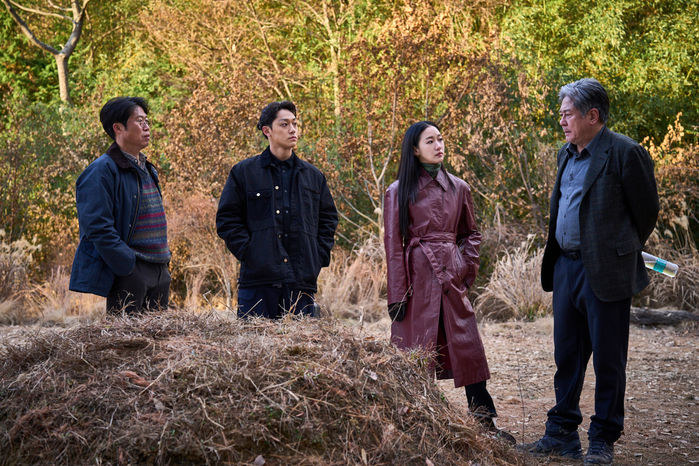 영화 ‘파묘’ 500만 관객 돌파 기념으로 공개된 ‘험한 것 시점’ 새 포스터