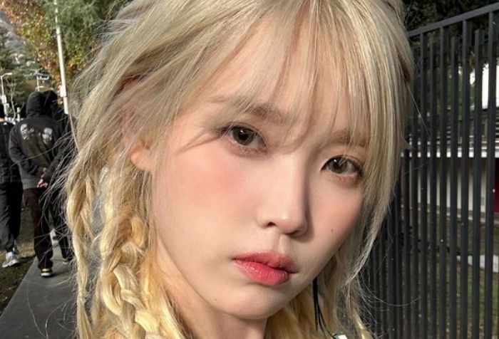 ‘여자친구’ 아이유 콘서트 찾아가 핑크색 응원봉 흔든 ‘사랑꾼’ 이종석
