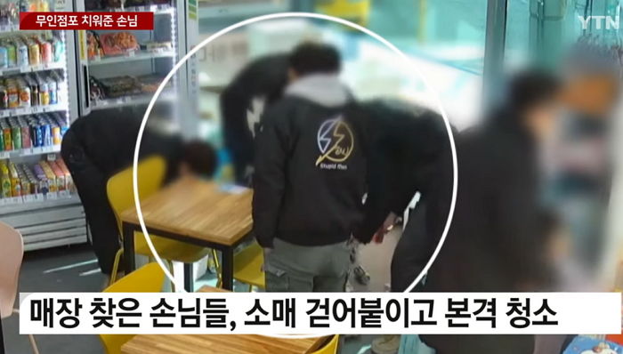 라면 먹으러 왔다가...더러워진 무인 매장 바닥 무릎 꿇고 대신 청소해준 부산 사나이들 (영상)