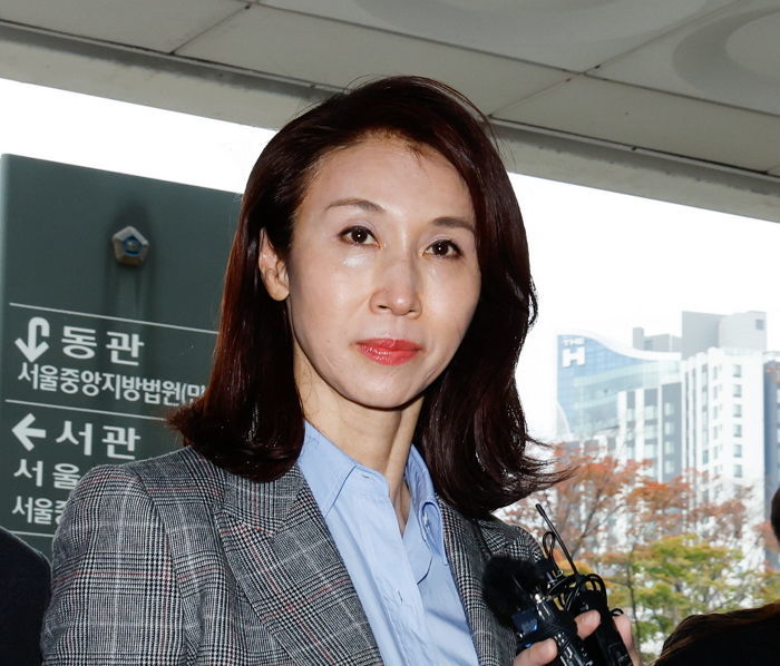 최태원 회장과 이혼 소송 중인 노소영, 최측근에 ‘26억 뒤통수’ 맞았다