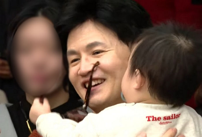 맨얼굴 최초 공개...안고 있던 아기가 ‘안경’ 벗기자 한동훈이 보인 반응 (영상)