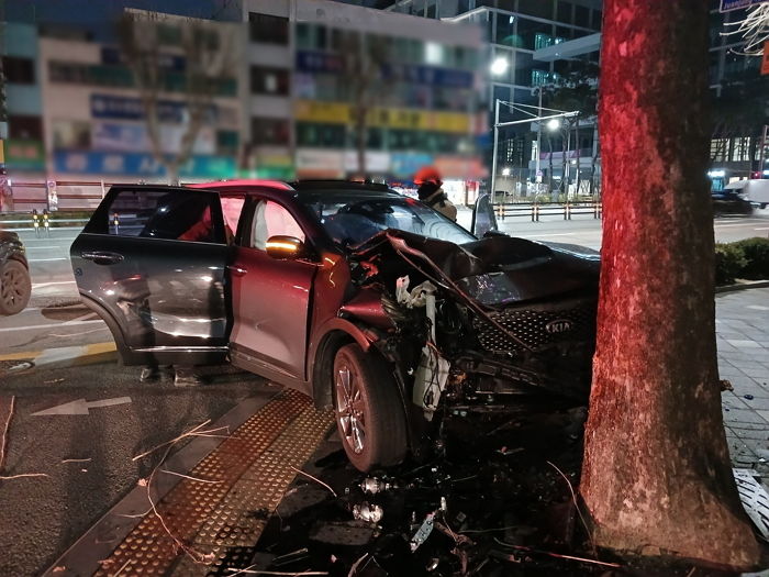 인천 주안서 가로수 들이받아 친구 중상 입었는데도 버리고 도망간 20살 운전자
