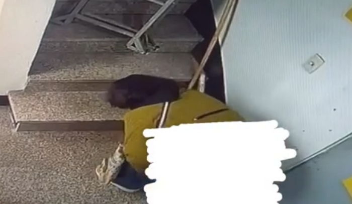 남의 가게 앞에 소변보고 미안했는지 대걸레로 닦고 사라진 아줌마