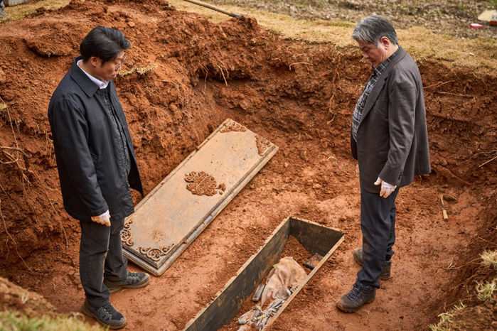 영화 ‘파묘’에 등장하는 8척 장신 ‘험한 것’의 정체...CG아닌 농구선수였다