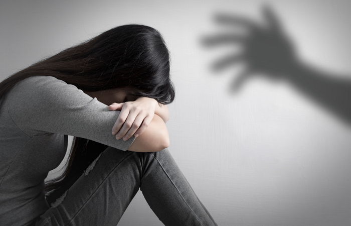 성범죄로 12년 살고 출소한 아빠와 두 삼촌에게 성폭행 당한 13살 소녀의 안타까운 사연