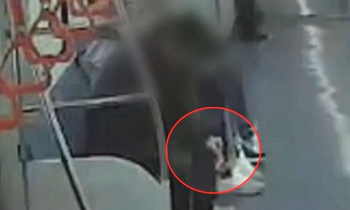 부산 지하철서 ‘방화’ 시도하는 남성...CCTV에 포착된 소름돋는 범행 장면 (영상)