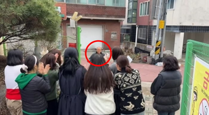 나이 들자 아이들 다칠까봐 걱정돼 스스로 퇴사한 ‘16년 무사고’ 할아버지 운전기사의 은퇴식