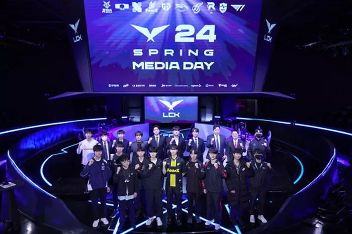 1월10일 오후 서울 종로구 롤파크 LCK(리그 오브 레전드 챔피언스 코리아) 아레나에서 열린 '2024 LCK 스프링 개막 미디어데이'에서 e스포츠 구단 선수들과 감독들이 기념촬영을 하며 파이팅을 외치고 있다. / 뉴스1 