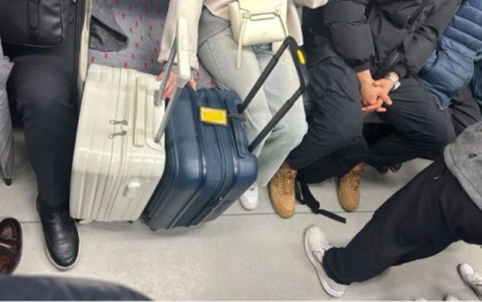 퇴근 시간 지하철 빈자리 캐리어 두개로 막고 뻔뻔하게 휴대폰 보는 민폐 여성