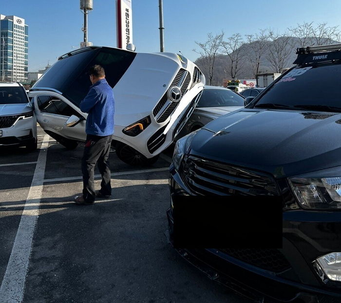 “하늘에서 날아왔나”...만남의광장 주차장서 기이한 모습으로 포착된 벤츠