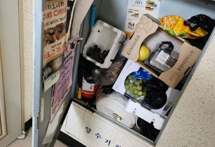 “배달 갈 때마다 썩은 내 진동해 ‘소화전’ 열어봤더니 음식물쓰레기가 쌓여 있었습니다”