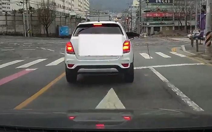 도로 달리던 중 조수석 창문 열고 먹던 ‘컵라면 국물’ 버린 고등학생