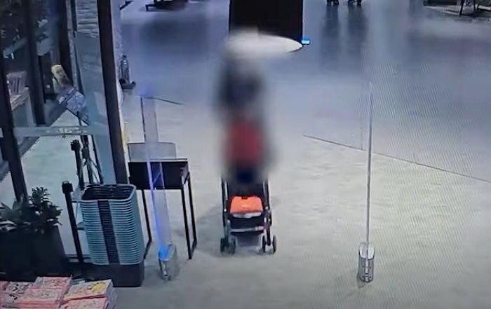 제네시스 탄 40대 여성이 서점에 빈 유모차 끌고와 한 행동...CCTV 보니 ‘경악’