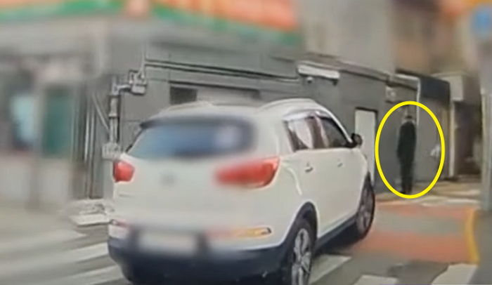 “슬슬 뒷걸음질 치다 차에 부딪힌 남성...이게 제 잘못인가요?”