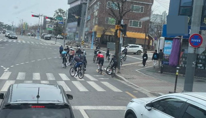 사거리 도로 한복판 점령해 “폭주족이랑 뭐가 다르냐” 욕 먹는 자전거 동호회