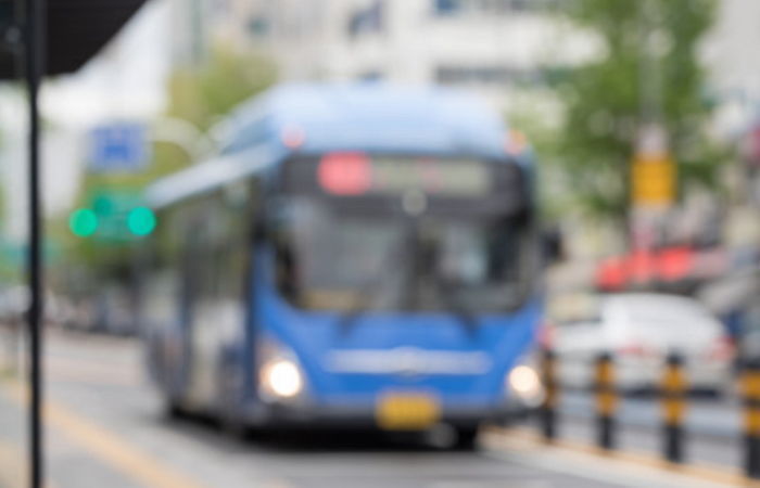 버스 안에서 비틀거렸다는 이유로 20대 외국인 여성 얼굴 폭행하고 도망친 남성