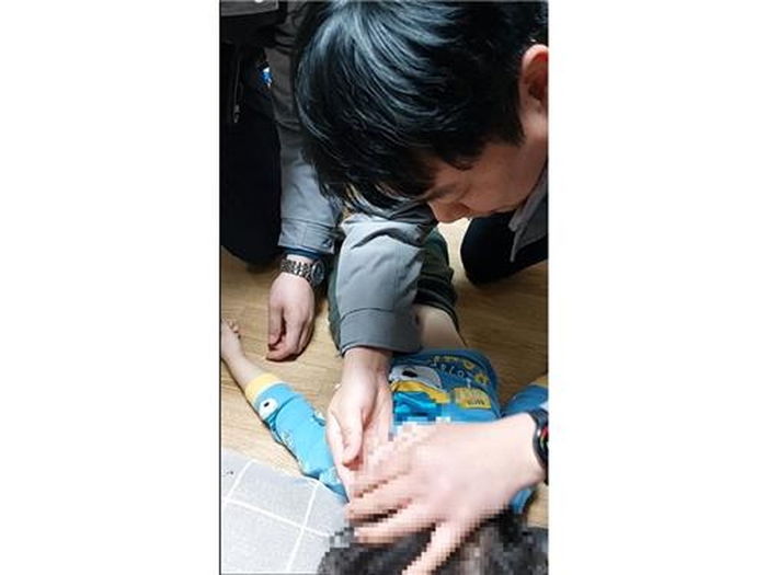 25초 동안 여성 울음소리만 들리다 끊긴 신고 전화...직감으로 출동한 경찰들, 4살 아이 살려